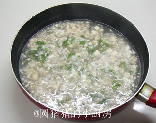 西湖牛肉羹,熄火加入盐、胡椒粉、<a style='color:red;display:inline-block;' href='/shicai/ 756'>鸡精</a>、香菜碎和香葱碎即可。