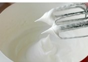 姜橙香枕蛋糕 ,蛋白分三次放入白砂糖,打发至硬性发泡,提起打蛋器蛋白呈现尖角。