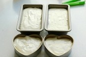 姜橙香枕蛋糕 ,把准备好的蛋糕糊倒进模具中,震几下,送入预热好的烤箱中层,上下火,175度,烤大约25分钟即可。