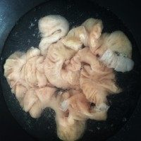 爆炒肥肠,冷水下锅,水煮开,焯一下,把浮油沫都倒掉。