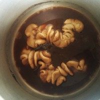 爆炒肥肠,放入高压锅,水没过肠子,加入料酒,老抽,生抽,蒜,<a style='color:red;display:inline-block;' href='/shicai/ 37'>姜</a>。
上气后,压8分钟。