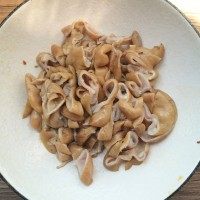 爆炒肥肠,拿出来,切小块。