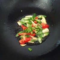爆炒肥肠,锅内入油,爆香辣椒、姜、蒜。