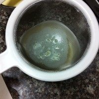 草莓鸡蛋布甸,过筛到容器内。