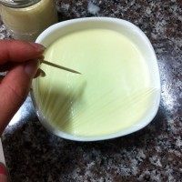 草莓鸡蛋布甸,包上保鲜膜，用牙签在上面戳几个洞。
