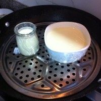 草莓鸡蛋布甸,冷水上锅用中火蒸15分钟。