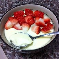 草莓鸡蛋布甸,出锅稍冷却，去除保鲜膜就可以品尝了。