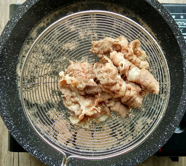 番茄肥牛,焯果番茄的水再次煮开,倒入肥牛片炒熟。
