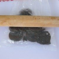 盆栽奶茶,饼干放入小袋子中,用擀面棍把饼干擀成碎末。