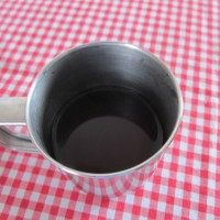 盆栽奶茶,拿掉红茶袋,把红茶倒入杯子中。