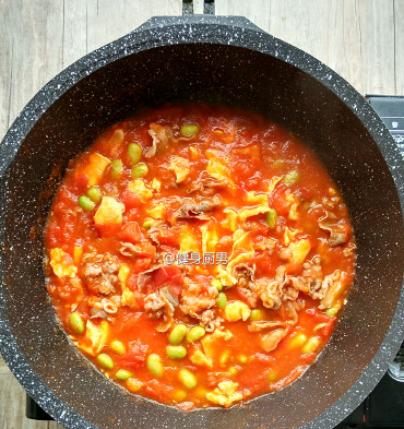 番茄肥牛,开锅后,倒入肥牛和番茄,用铲子翻勺,稍稍煮一煮就可以出锅了。