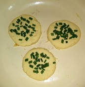 韩式土豆煎饼,中火加热平底锅,刷一层薄薄的油(不加油也可以,毕竟不粘锅),放入土豆泥团,注意保持一定距离。然后用铲子压成饼状,再撒上<a style='color:red;display:inline-block;' href='/shicai/ 3250'>葱</a>花。转至小火,慢煎2~3分钟。