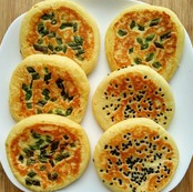 韩式土豆煎饼,完美出锅,这醉人的色泽,啧啧…其中两块撒了芝麻,葱香和芝麻香,你喜欢哪种放哪种。直接吃土豆饼的口味纯正。当然你也可以蘸酱吃,来提升味道。
