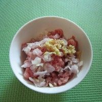客家酿豆腐,把<a style='color:red;display:inline-block;' href='/shicai/ 414'>猪肉</a>剁碎。<a style='color:red;display:inline-block;' href='/shicai/ 2762'>红葱头</a>切小块，姜切末加入<a style='color:red;display:inline-block;' href='/shicai/ 414'>猪肉</a>糜中。