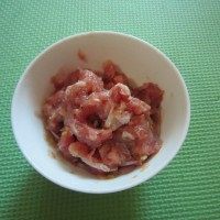客家酿豆腐,肉糜中加入适量生抽,盐,<a style='color:red;display:inline-block;' href='/shicai/ 720'>胡椒粉</a>和淀粉搅匀备用。