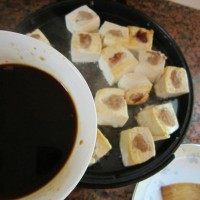 客家酿豆腐,把调味汁加入锅中焖煮,中途把豆腐翻动入味。