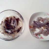 叻沙面,将虾洗净后,去头剥壳备用,虾肉剔除腹部黑线。