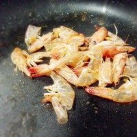 叻沙面,锅里热少许橄榄油,煸炒虾头虾壳至红色。