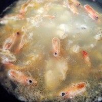 叻沙面,然后倒入鸡骨汤里,盖锅盖继续炖煮20分钟。