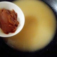 叻沙面,加入叻沙膏,加入适量椰子粉。