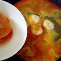 叻沙面,加入鱼饼和鱼丸,盖锅盖煮15分钟。还可以放少许香茅。