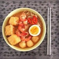 叻沙面,将鱼丸,鱼饼,油豆腐,整虾摆入面碗里。淋上汤底后,放上熟<a style='color:red;display:inline-block;' href='/shicai/ 9'>鸡蛋</a>即可。