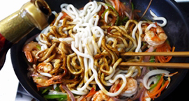 黑椒大虾乌冬面,加盐、<a style='color:red;display:inline-block;' href='/shicai/ 762'>老抽</a>调味,用筷子翻炒到上色均匀。