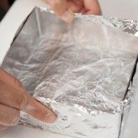 焦糖杏仁脆,给15X15的慕斯模包裹上一层锡纸;