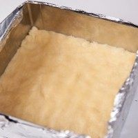 焦糖杏仁脆,用手压实压平整;