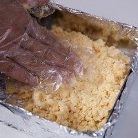焦糖杏仁脆,把面团放入底部;