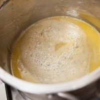 焦糖杏仁脆,小火加热至开始沸腾;