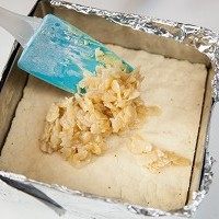 焦糖杏仁脆,将煮好的杏仁馅倒在派皮上;