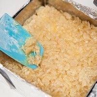 焦糖杏仁脆,用刮刀涂抹均匀,冷却后切块品尝可以直接使用。