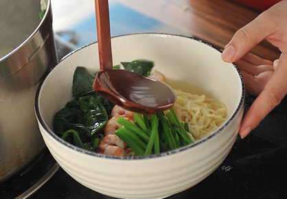 菠菜甜虾鸡蛋小米面,放入菠菜煮熟、最后放入甜虾,加盐和胡椒粉调味即可。