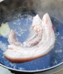 萝卜红烧肉,3五花肉放入热水锅里焯一下,捞出。
