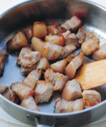萝卜红烧肉,小火煸炒至五花肉表面微微变色出油,将多余的油倒出,盛出五花肉待用。