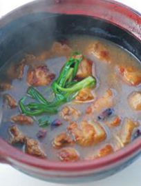 萝卜红烧肉,放入砂锅中用小火炖煮(或者直接用炒锅煮)。