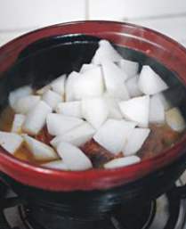 萝卜红烧肉,待肉煮至六七成熟时(约40分钟),加入切块的<a style='color:red;display:inline-block;' href='/shicai/ 26'>白萝卜</a>同煮。