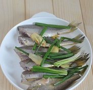 酥炸小黄鱼,用一茶匙盐、一茶匙<a style='color:red;display:inline-block;' href='/shicai/ 718'>料酒</a>、抹遍鱼身,放上姜片和葱段腌制半小时以上