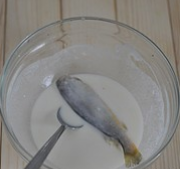酥炸小黄鱼,把腌制好的小黄鱼用厨房纸巾拭干表面水分,放入脆炸糊中两面均匀裹上面糊