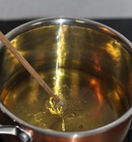 酥炸小黄鱼,小锅中倒入较多的油,大火烧到七八成热,筷子插入油中会在筷子边上有气泡产生并迅速滚动