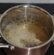 酥炸小黄鱼,此时转最小火,把裹了面糊的小黄鱼放入锅中,慢炸一分钟左右
