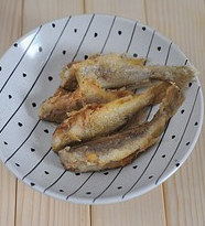 酥炸小黄鱼,捞出,再炸下一批,直到全部炸完(为了省油我用的小锅,所以每次炸两条)