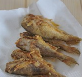 酥炸小黄鱼,把复炸到表面松脆的小黄鱼放在吸油纸上,吸去表面多余油份即可,吃的时候可以直接吃,也可按个人口味,蘸各种酱料或者椒盐之类