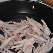 秘制红烧鸡爪,锅里放半锅清水,倒入鸡爪,大火煮开后继续煮三分钟
