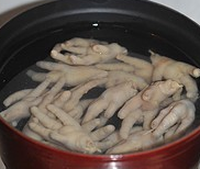 秘制红烧鸡爪,鸡爪倒入锅中,放清水大致盖过鸡爪