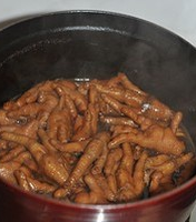 秘制红烧鸡爪,再次煮开后转小火大约80分钟,至鸡爪酥烂入味,转大火收浓锅中汤汁即可