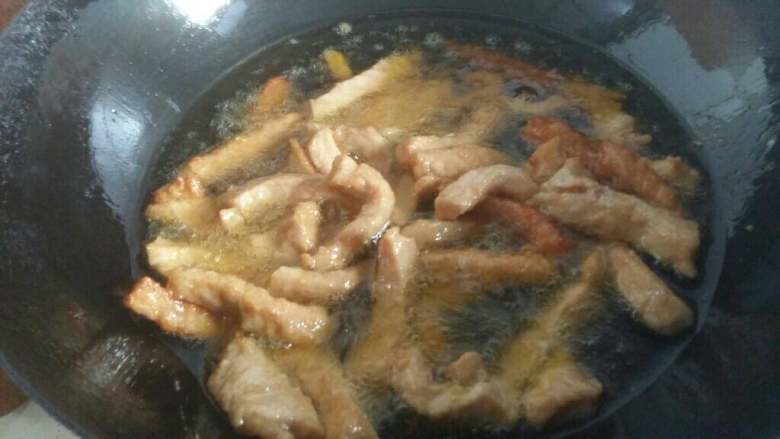 干炸里脊,油烧热,放肉条