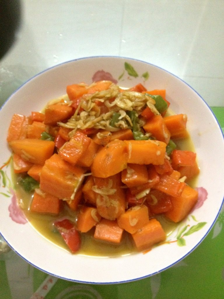 红萝卜闷虾