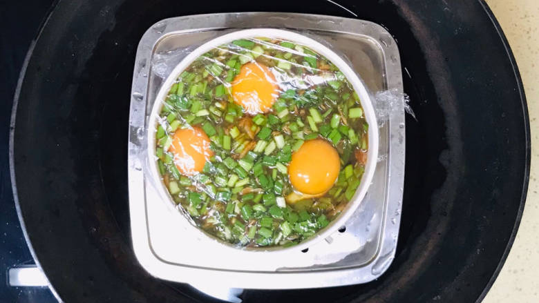 酱卧鸡蛋,移至锅里,隔水蒸熟